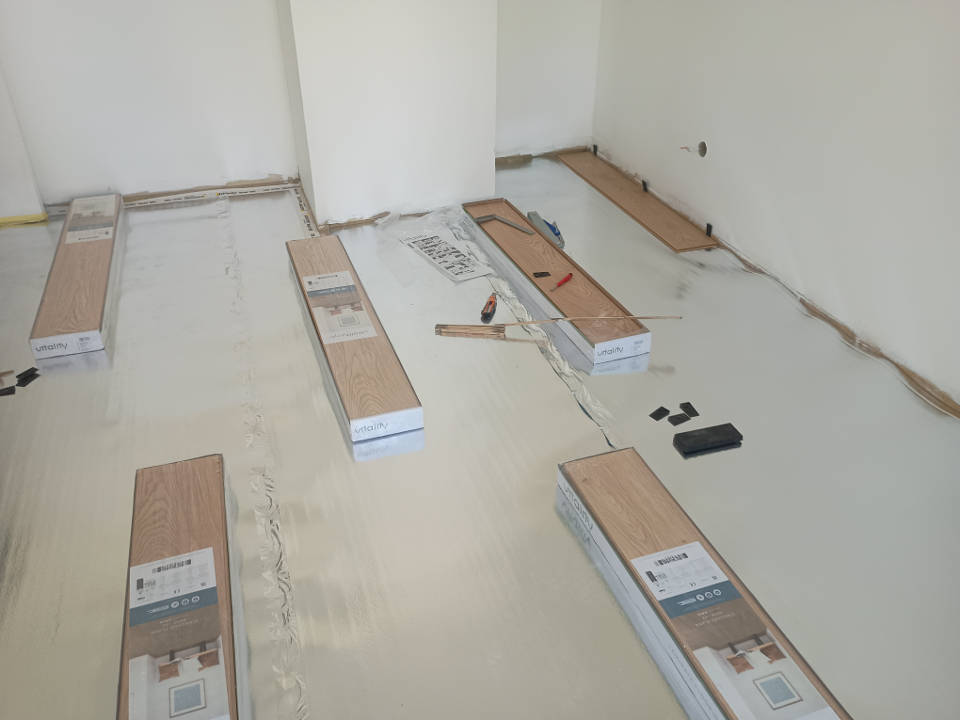 Sous-couche isolante entièrement posée au sol, prête pour l’installation du parquet flottant