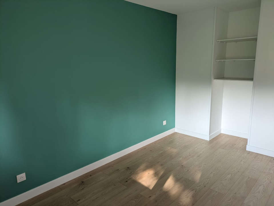 Lire la suite à propos de l’article Pose de parquet stratifié flottant dans une chambre : guide complet