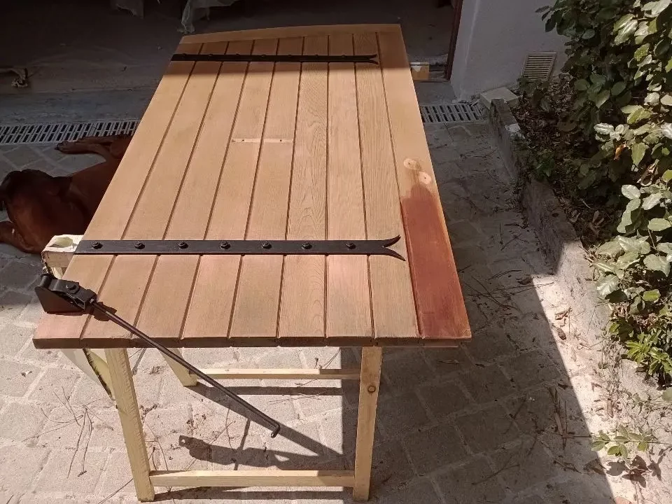 Remise en état de volets extérieurs : ponçage, lasure et ferronnerie