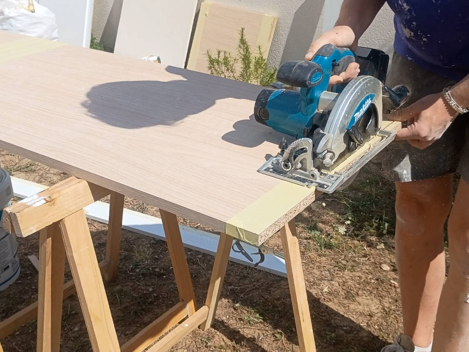 Découpe d’étagères en bois à la disqueuse pour un aménagement de dressing personnalisé
