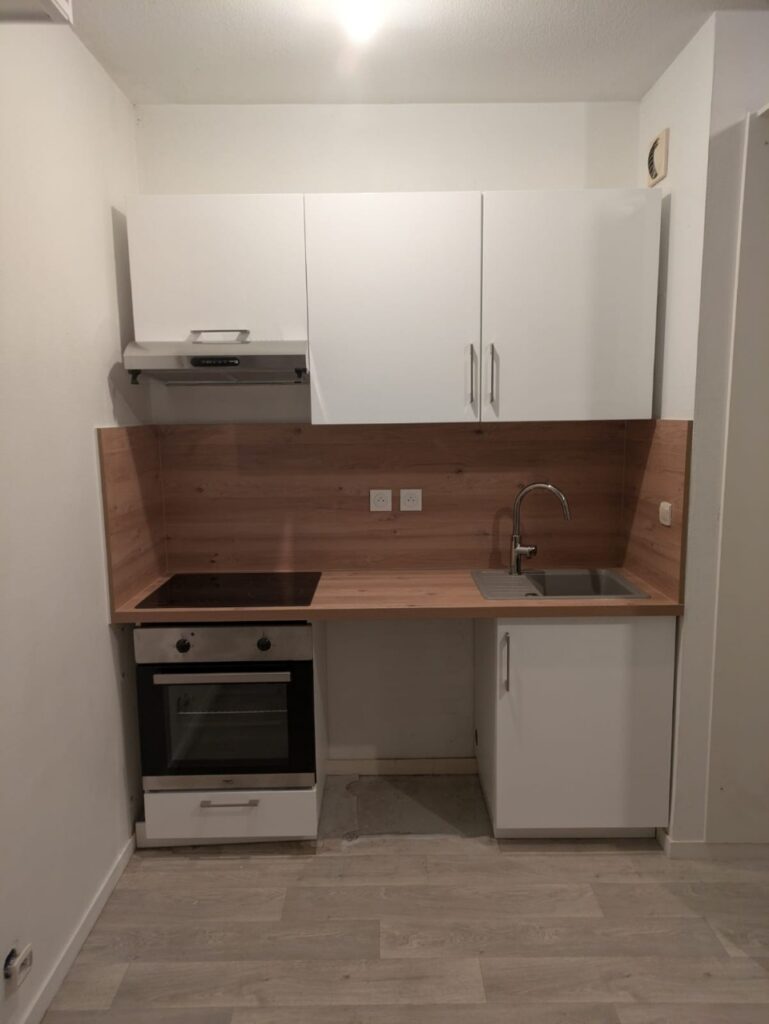 Kitchenette sur mesure installée par AcoreNov avec finitions soignées