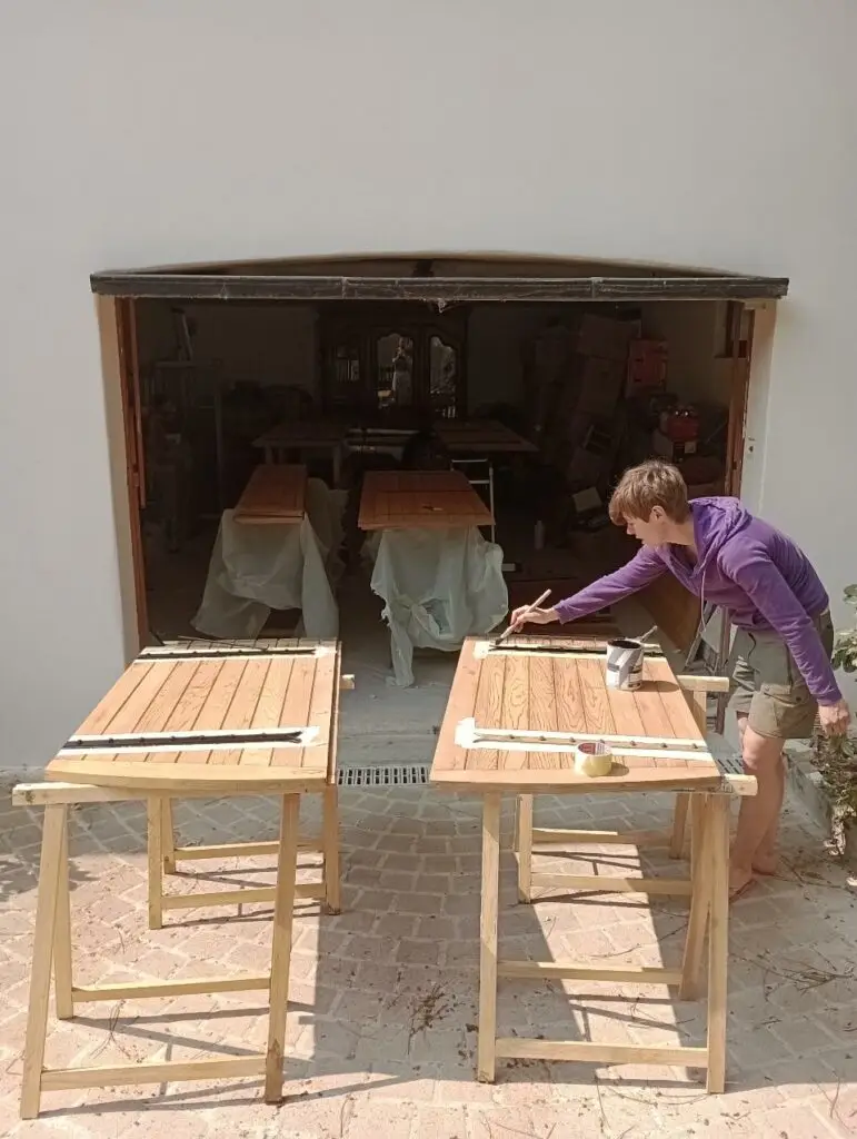 Application de peinture antirouille sur la ferronnerie d’un volet extérieur en rénovation