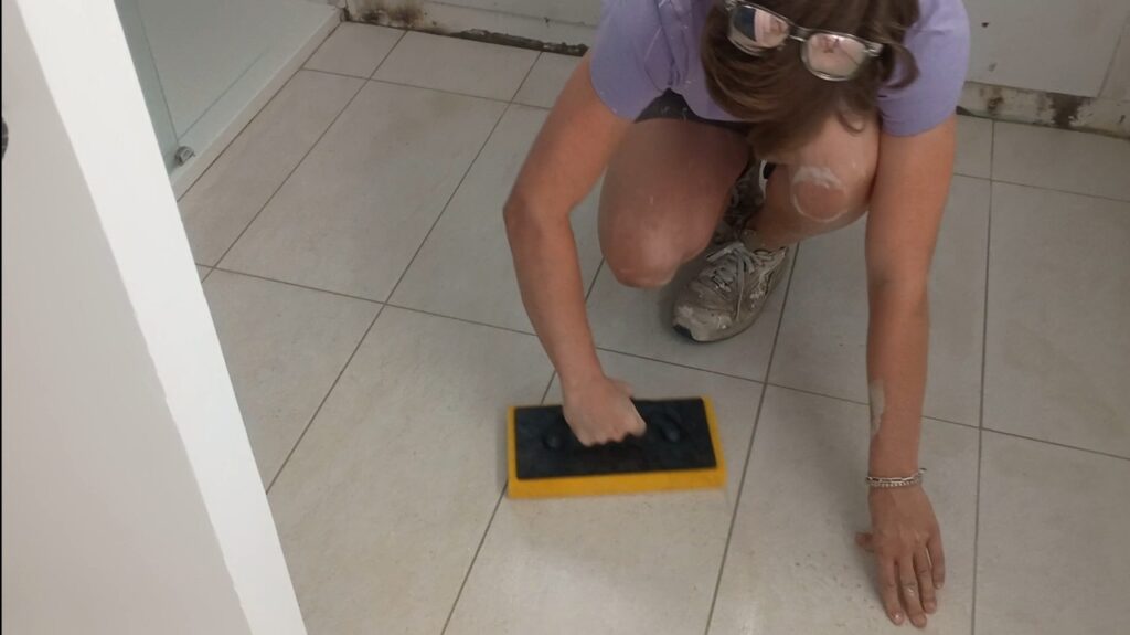 Nettoyage à l’éponge d’un carrelage rectifié 30x60 après la pose des joints.