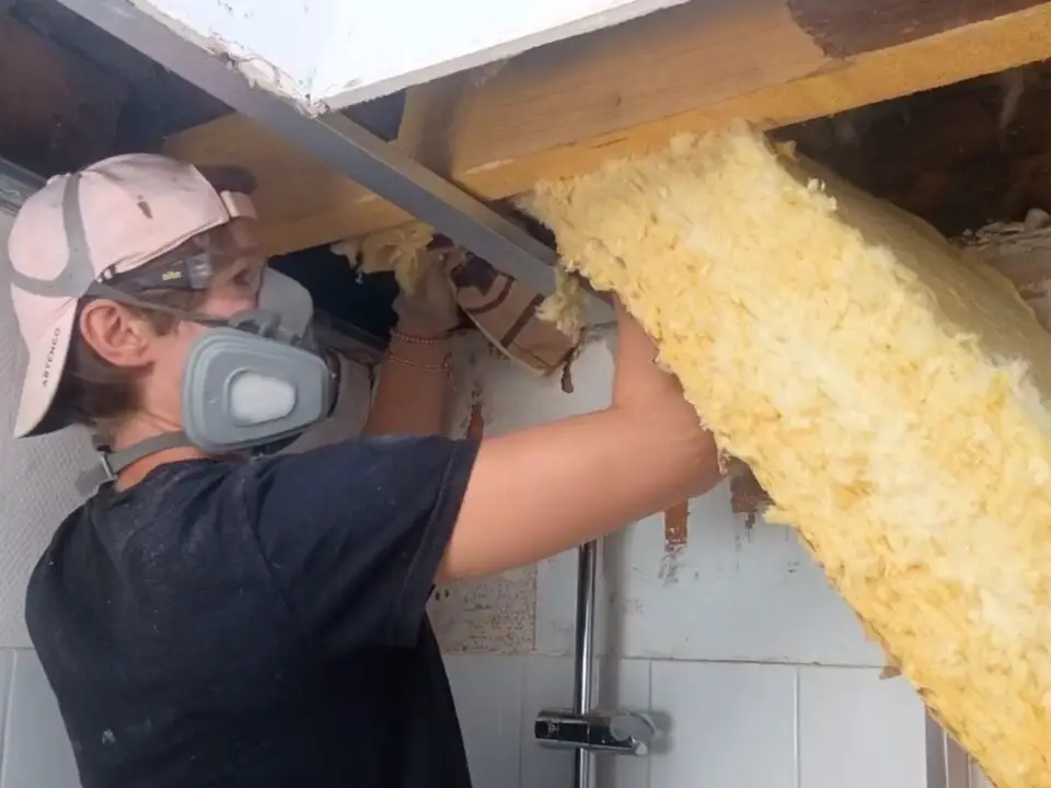 Rénovation d’un plafond et d’un mur après un dégât des eaux dans une salle de bain sous combles