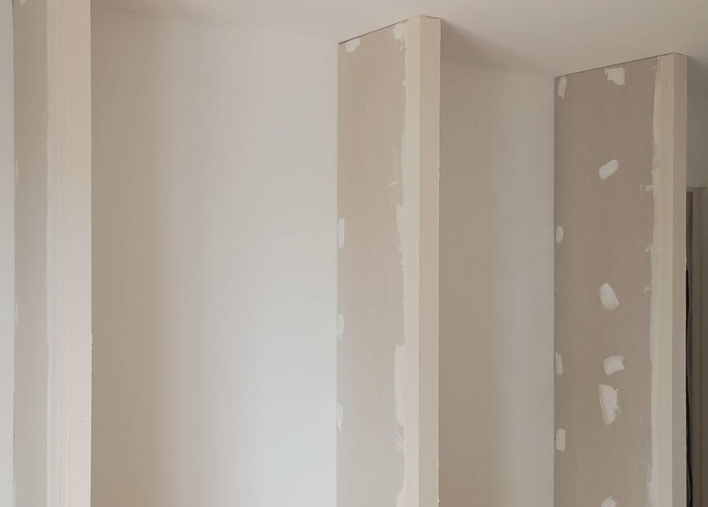 Plaques de plâtre fraîchement posées sur les montants métalliques pour former la structure du dressing
