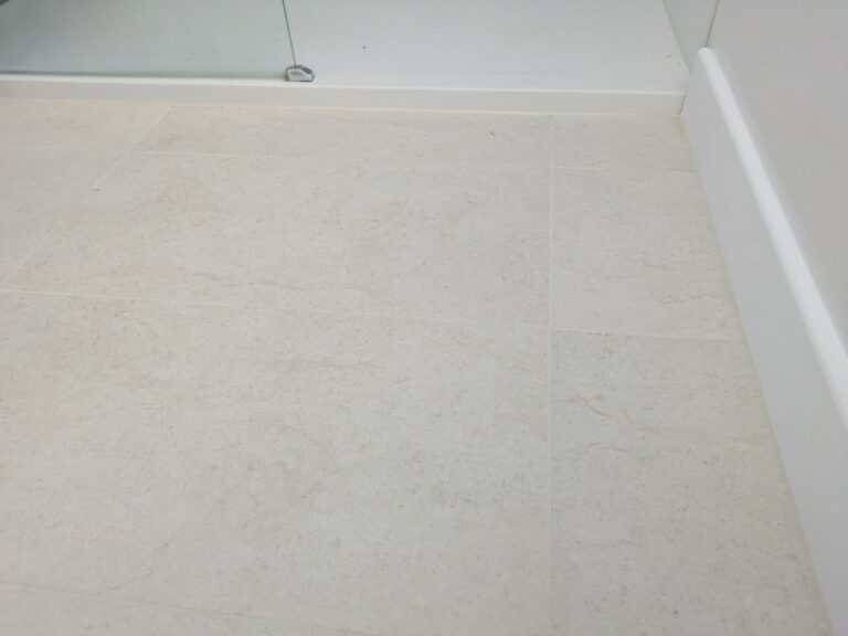 Lire la suite à propos de l’article Pose de carrelage rectifié 30×60 dans une salle de bain : un rendu moderne et précis