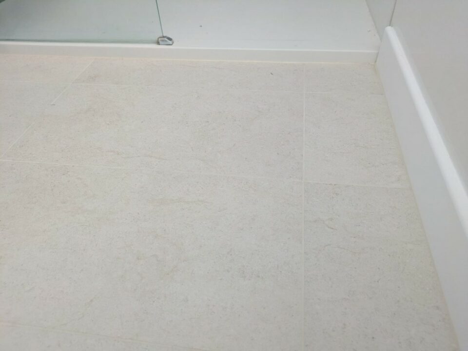 Pose de carrelage rectifié 30×60 dans une salle de bain : un rendu moderne et précis