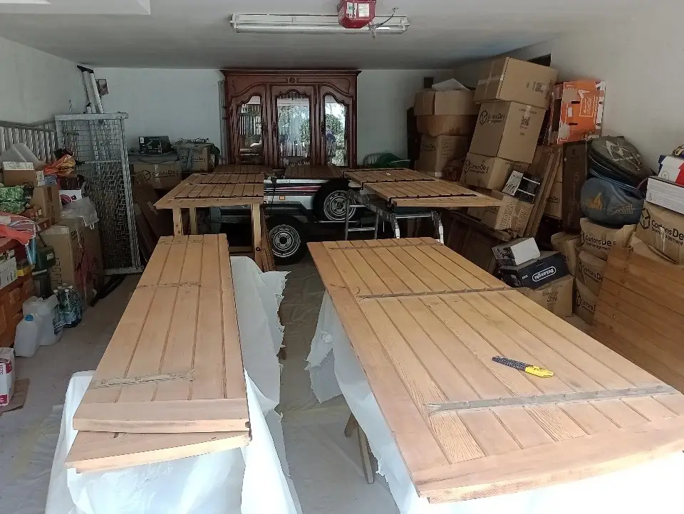 Volets en bois mis à nu après ponçage complet