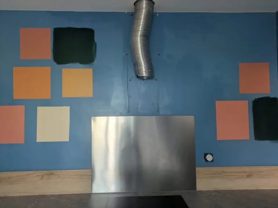 Mur de cuisine avant travaux, ancienne peinture abîmée à rénover