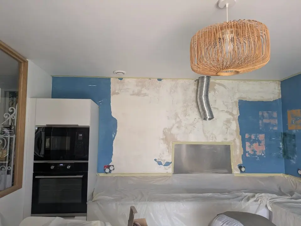 Décapage de 60% de l’ancienne peinture non adhérente sur un mur de cuisine