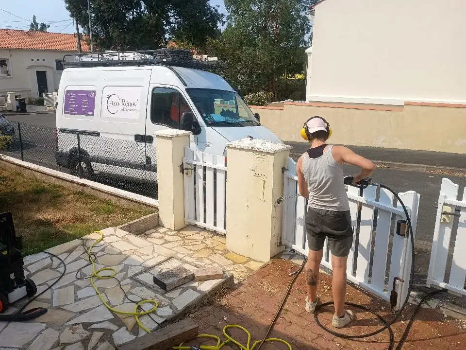 Décapage façade au nettoyeur haute pression pour enlever salissures et préparer la rénovation.