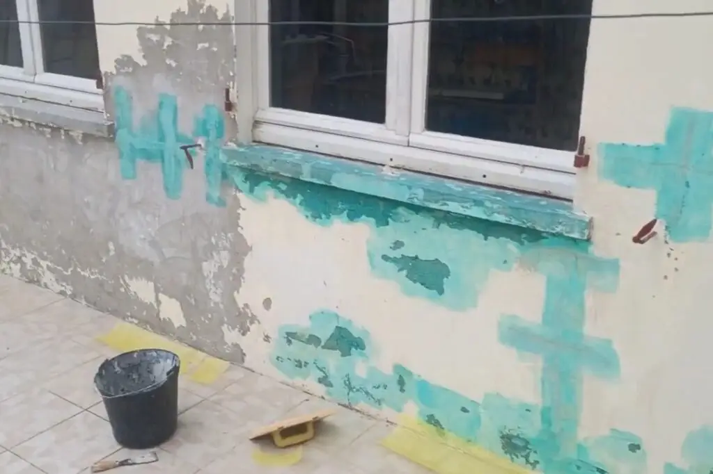 Façade extérieure traitée après rebouchage et mise en primaire d’adhérence sur fissures.