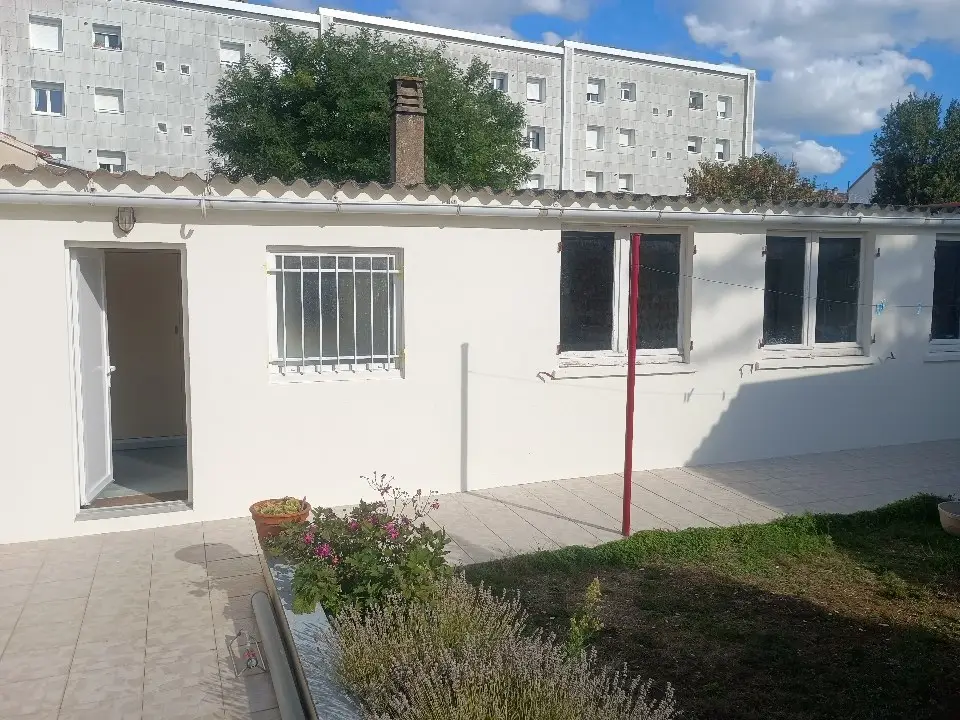 Façade extérieure rénovée et mise en peinture, avec un résultat esthétique et durable.