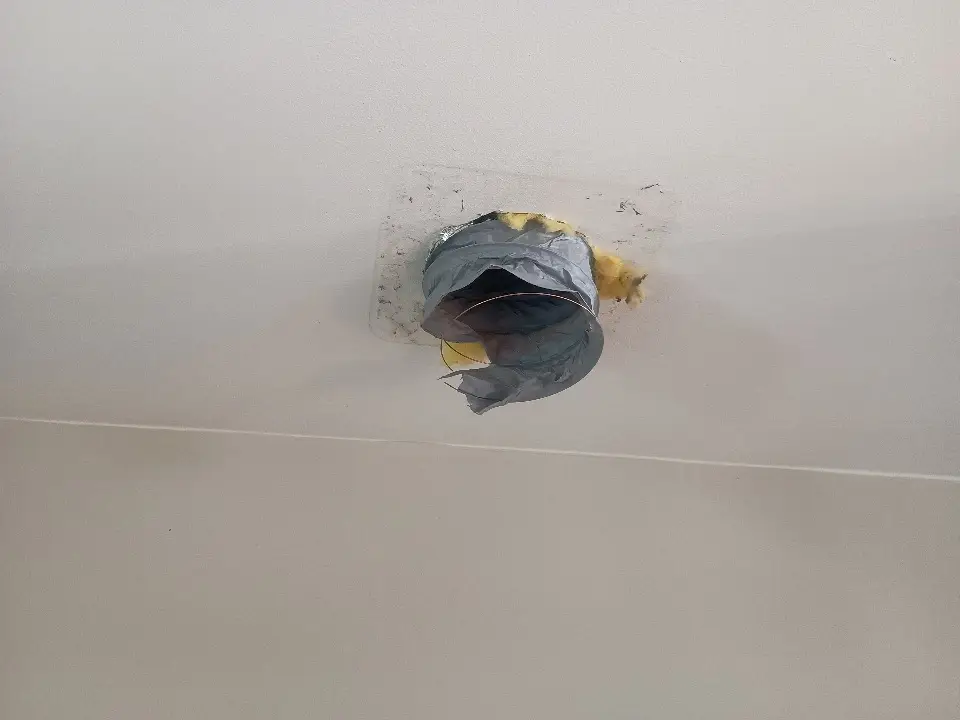 Sortie du conduit de ventilation installée dans le plafond de la cuisine pour assurer un air sain et limiter l’humidité