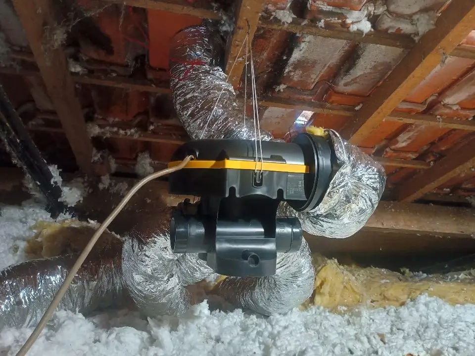 VMC SimpleFlux neuve installée dans les combles pour améliorer la ventilation et réduire l’humidité