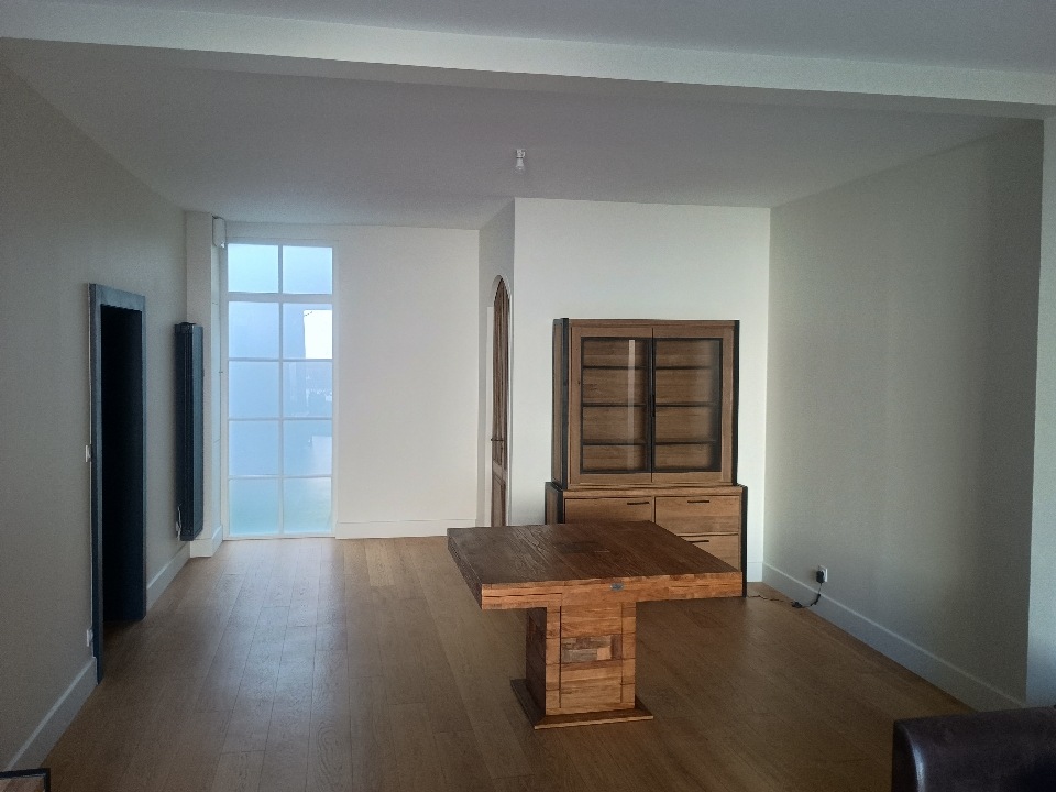 Lire la suite à propos de l’article Rénovation peinture salon à Rochefort (17430) — Peintre professionnel en Charente-Maritime