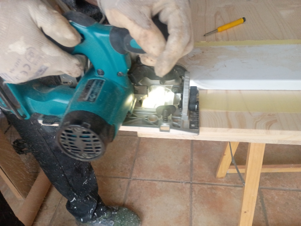 Découpe à la scie circulaire d’un panneau 3 plis pour porte coulissante sur mesure en bois