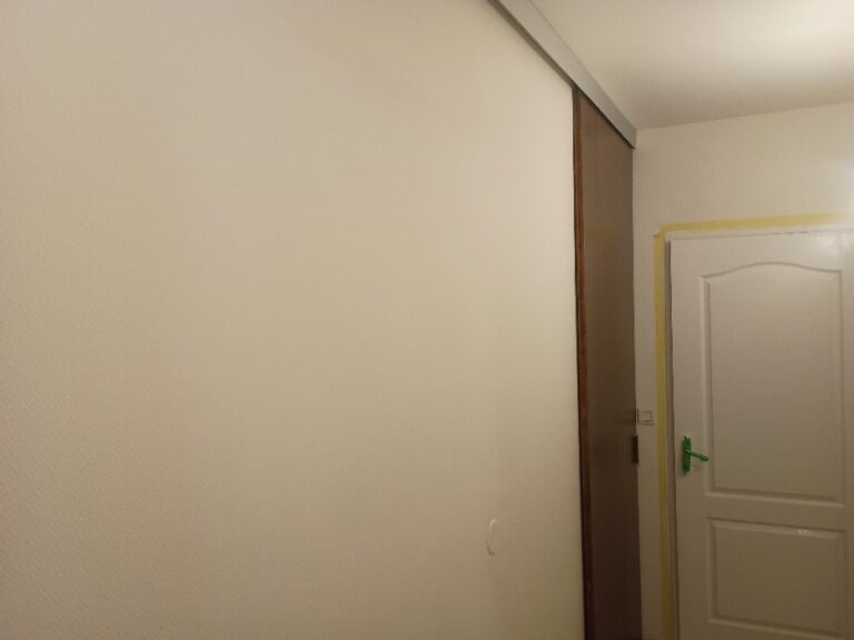 Lire la suite à propos de l’article Porte coulissante sur mesure en bois du sol au plafond | Aco Rénov