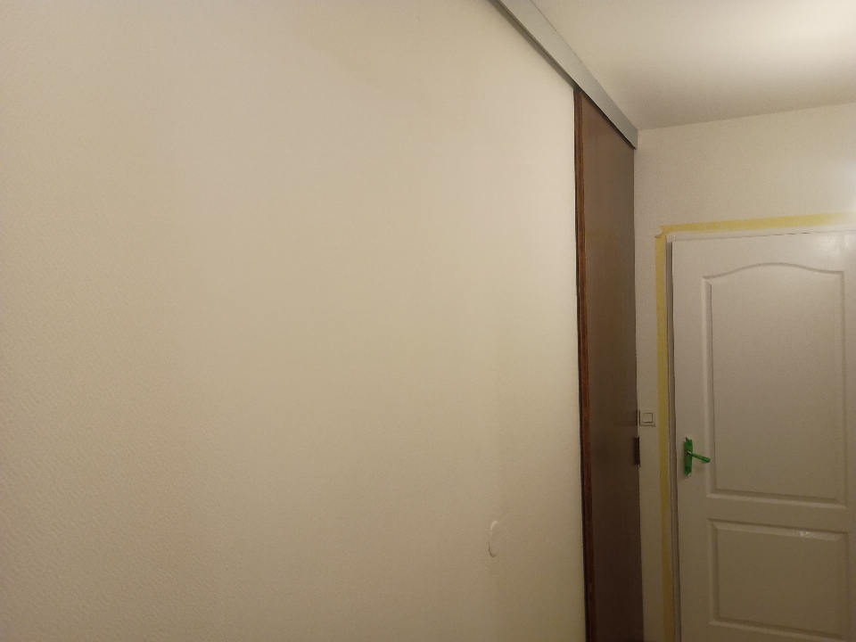 Lire la suite à propos de l’article Porte coulissante sur mesure en bois du sol au plafond | Aco Rénov