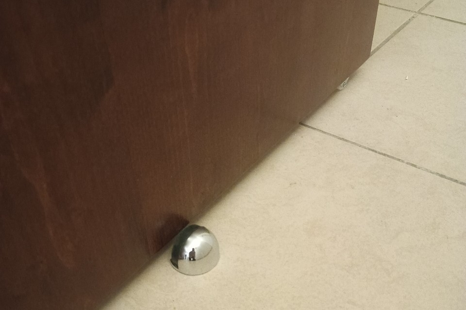 Pose d’un guide au sol sur carrelage pour porte coulissante sur mesure en bois