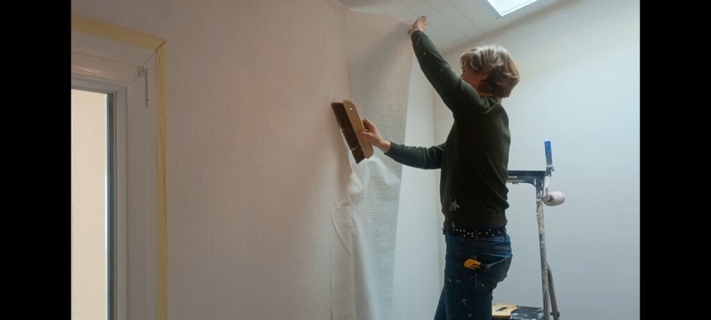 Lire la suite à propos de l’article Rénovation complète d’un salon à Périgny : dépose de papier peint, ratissage, nouveau revêtement et peinture finale