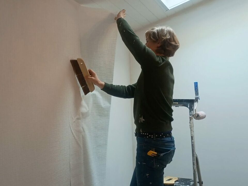 Rénovation complète d’un salon à Périgny : dépose de papier peint, ratissage, nouveau revêtement et peinture finale