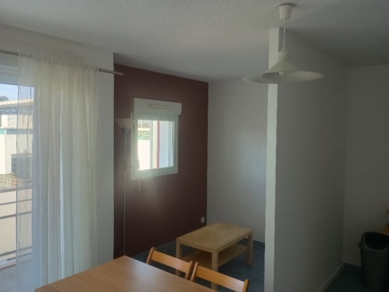 Lire la suite à propos de l’article Réagencement de studio aux Minimes à La Rochelle : peinture et cloisonnement