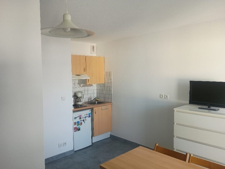 Résultat final d’un studio réagencé aux Minimes à La Rochelle avec cloison et peinture intérieure par Aco Rénov.