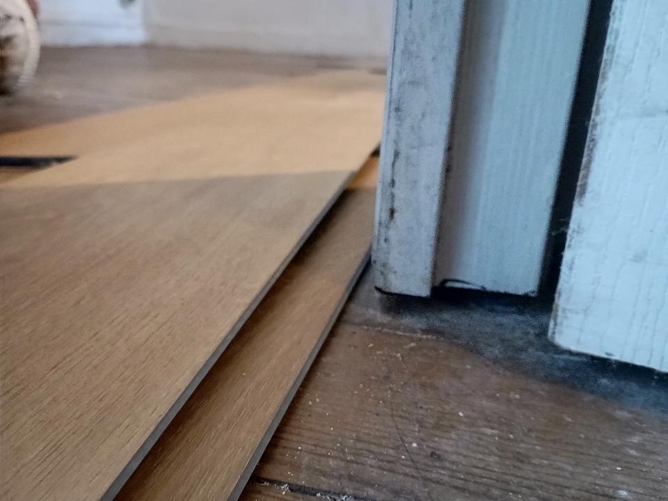 Finition sol PVC clipsable au niveau huisserie appartement ancien La Rochelle