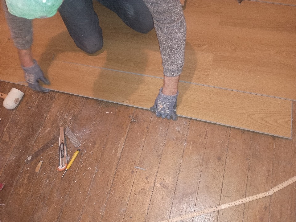 Pose sol PVC clipsable sur parquet ancien appartement La Rochelle