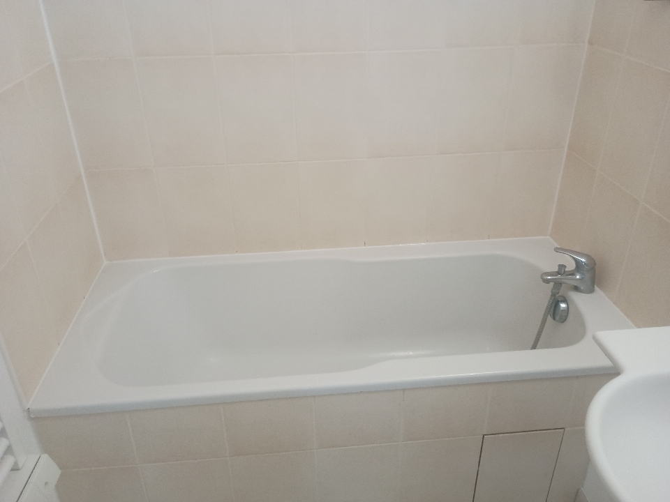 Reprise des joints acryliques autour d’une baignoire lors de la rénovation d’un appartement à La Rochelle