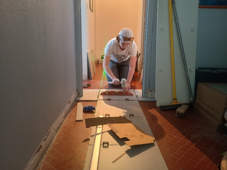 Rénovation de sol à Périgny (La Rochelle) : pose de carrelage grand format et plinthes sur mesure