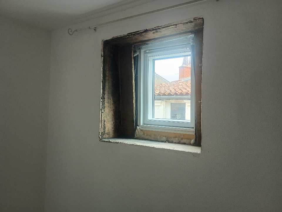 Ancien tableau de fenêtre avant travaux de placo dans un appartement à La Rochelle