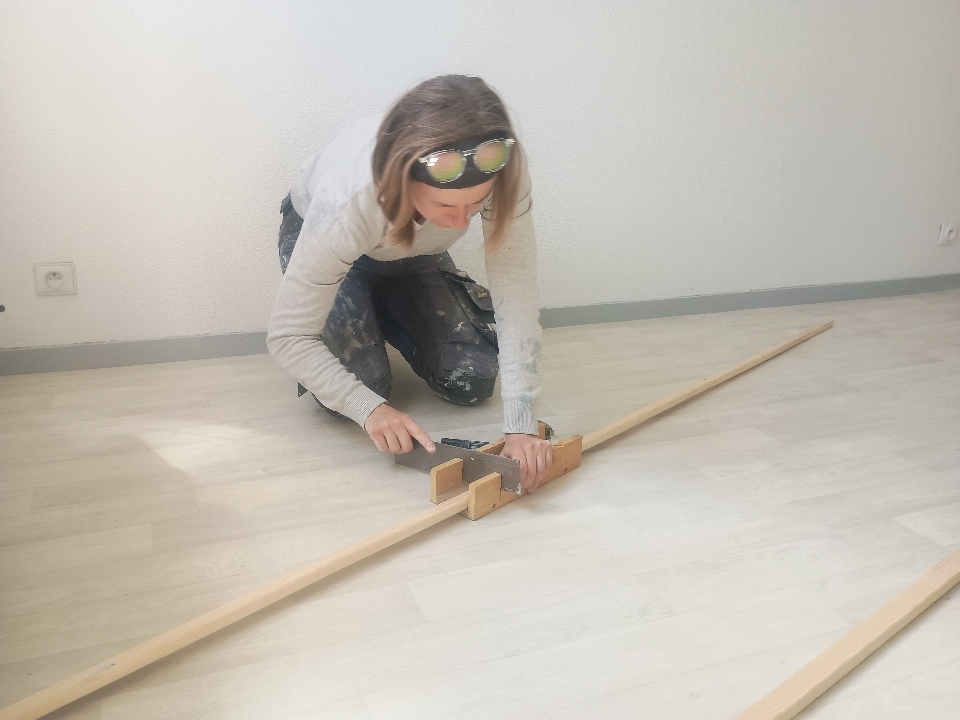 Découpe de tasseaux pour finition de fenêtre en rénovation intérieure
