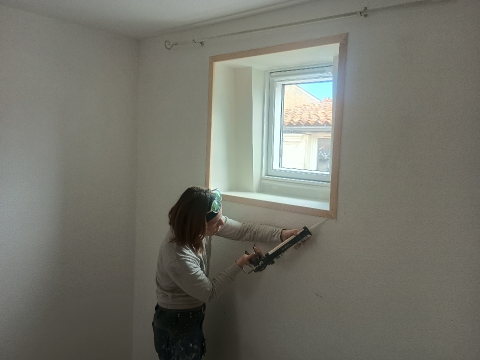 Application de joints autour d’une fenêtre rénovée en placo