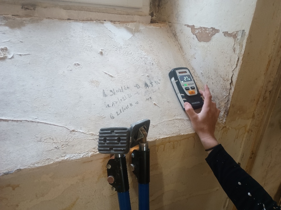 Fenêtre voûtée ancienne avant isolation et habillage dans un appartement haussmannien
