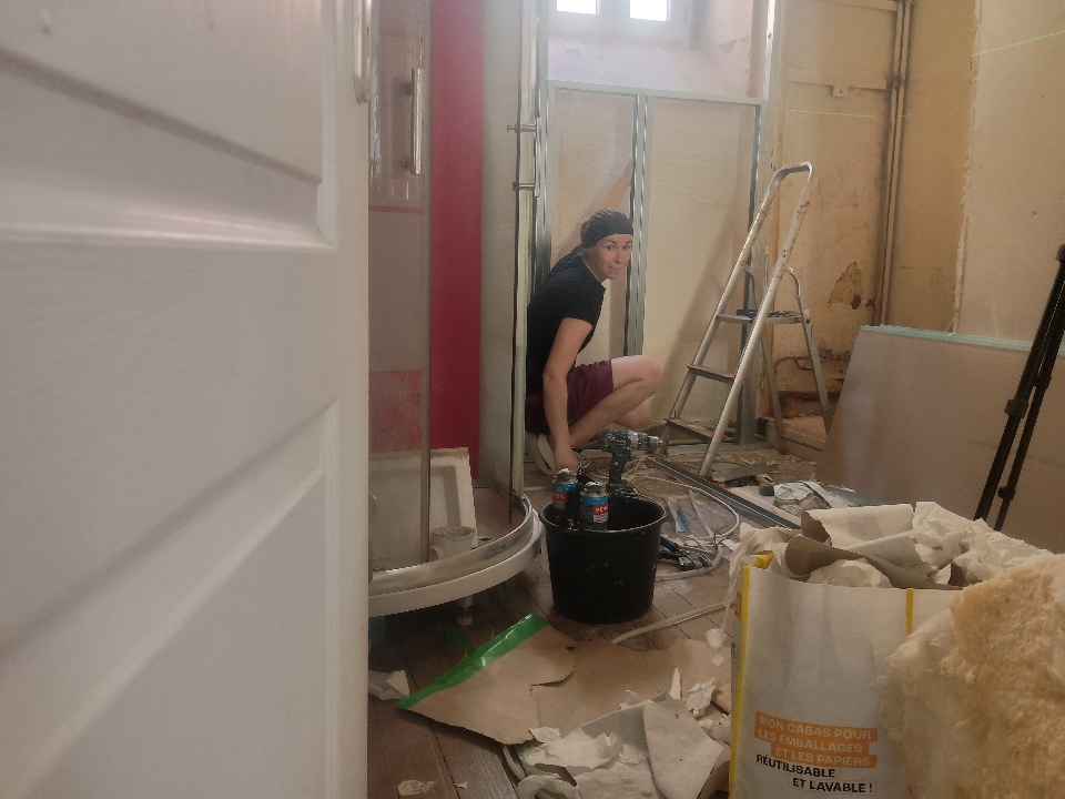 Isolation et rénovation d’un mur ancien avec fenêtre voûtée à La Rochelle