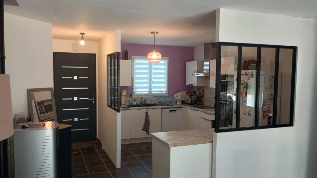 Verrière atelier noire réalisée dans une cuisine rénovée à La Rochelle.