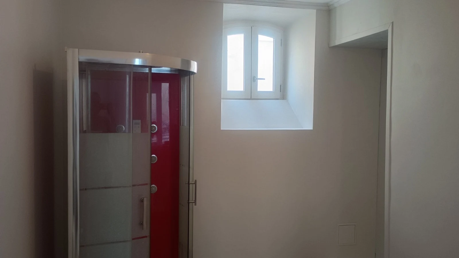 Salle de bains rénovée avec murs refaits et finitions modernes à La Rochelle.