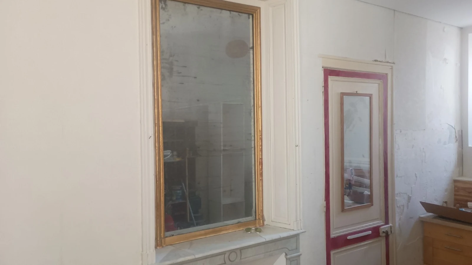 Mur intérieur avant la pose d'un habillage en lambris bois à La Rochelle.