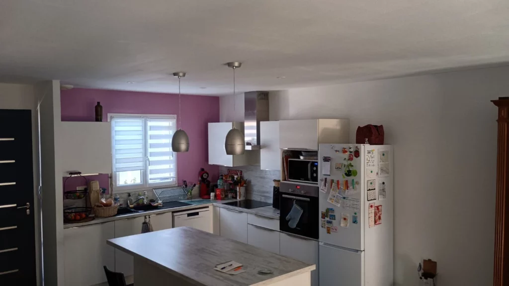 Cuisine avant la création d'une verrière atelier sur mesure à La Rochelle.
