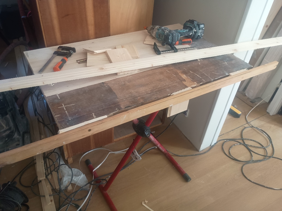 Préparation et usinage de rallonges de lambris bois sur établi pour adapter les lames à une hauteur sous plafond de 3 mètres.