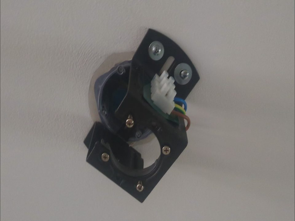 Support de fixation d'un ventilateur de plafond avant le raccordement électrique.
