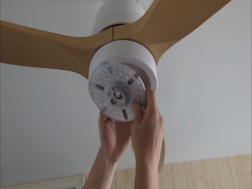 nstallation du module LED d'un ventilateur de plafond.