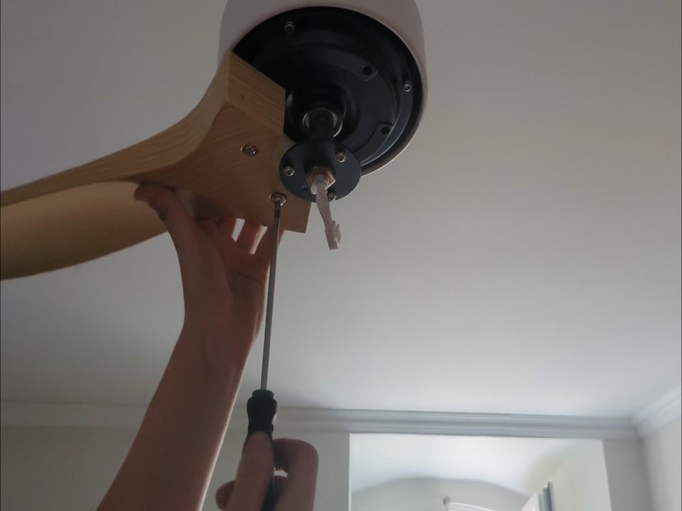 Mise en place du moteur d'un ventilateur de plafond.