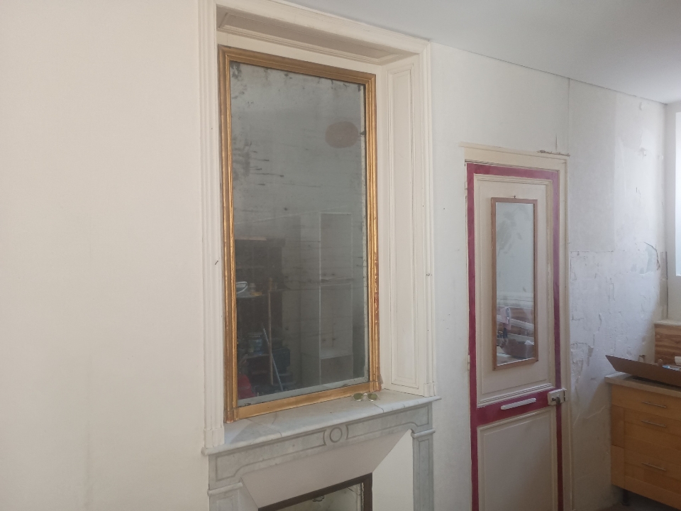Mur d'origine d'un appartement ancien avant installation d'un habillage en lambris bois.
