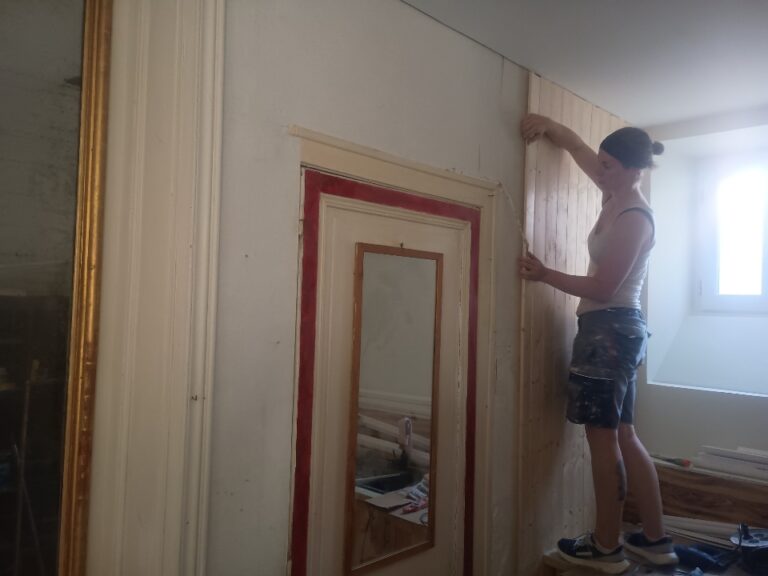 Pose de lambris bois sur mur de grande hauteur dans un appartement ancien à La Rochelle