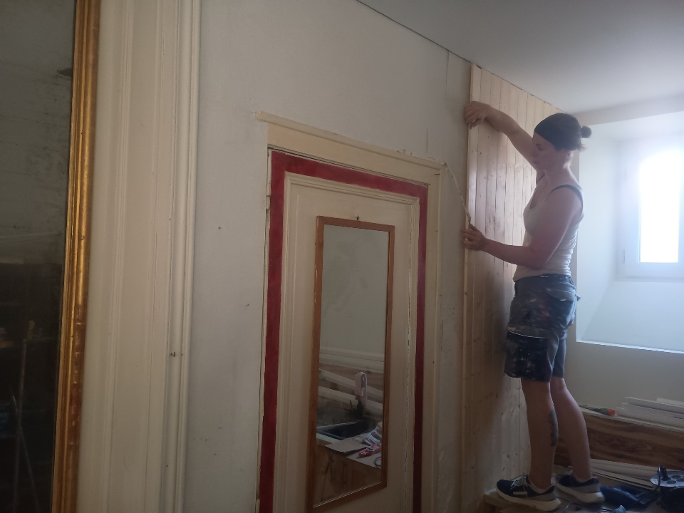 Pose de lambris bois sur mur de grande hauteur dans un appartement ancien à La Rochelle