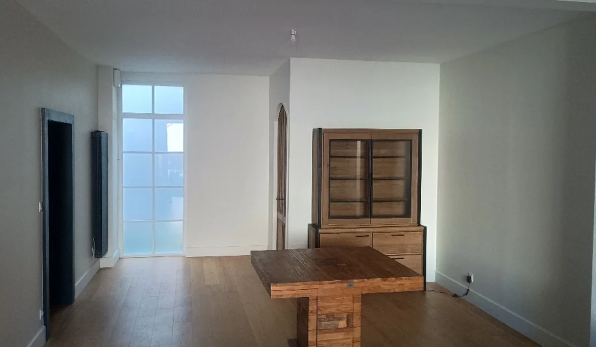 Salon rénové à La Rochelle avec peinture, revêtement de sol et finitions modernes réalisés par ACORENOV.