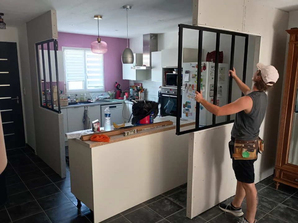 Pose d'une verrière atelier noire entre la cuisine et le séjour à La Rochelle